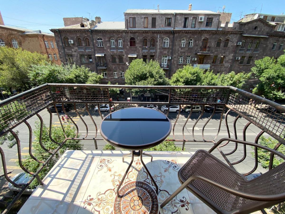 Amiryan Street 1 Bedroom Deluxe Apartment With Balcony Am104 Yerevan Luaran gambar