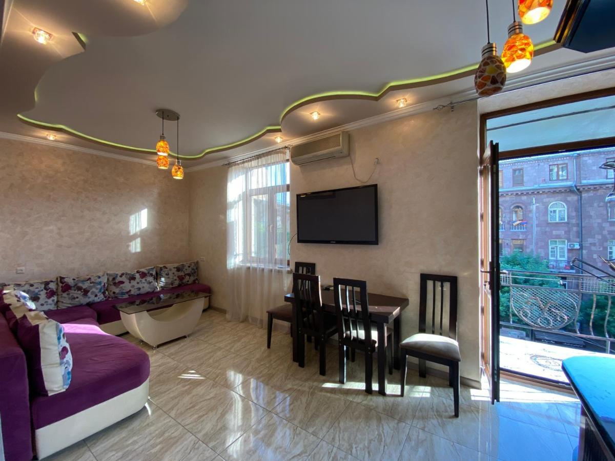 Amiryan Street 1 Bedroom Deluxe Apartment With Balcony Am104 Yerevan Luaran gambar