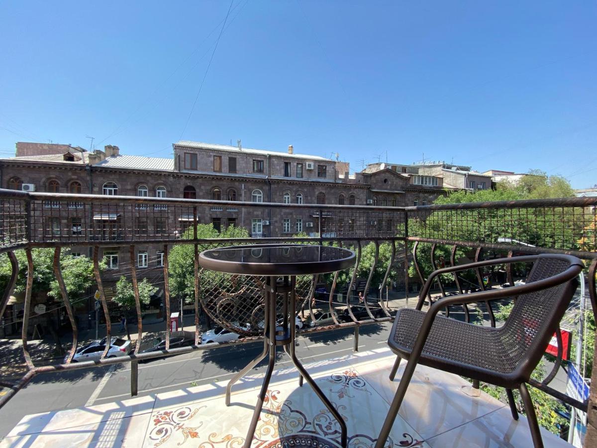 Amiryan Street 1 Bedroom Deluxe Apartment With Balcony Am104 Yerevan Luaran gambar